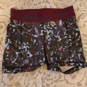NWOT LULULEMON SHORTS SIZE 4